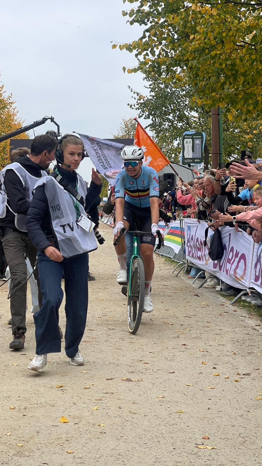 Gianni Vermeersch bij de finish van het WK Gravel 2025